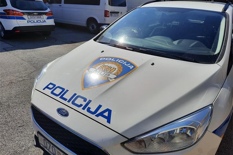 Slika /2020/Policijski auto, logo, rotirka/20200521_093658.jpg